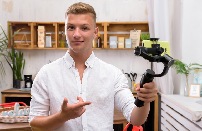 Man holding a phone grip for TikTok
