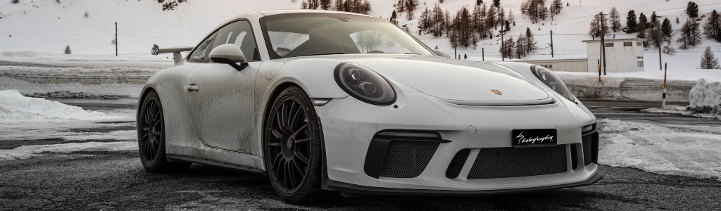 Porsche 911 white side view